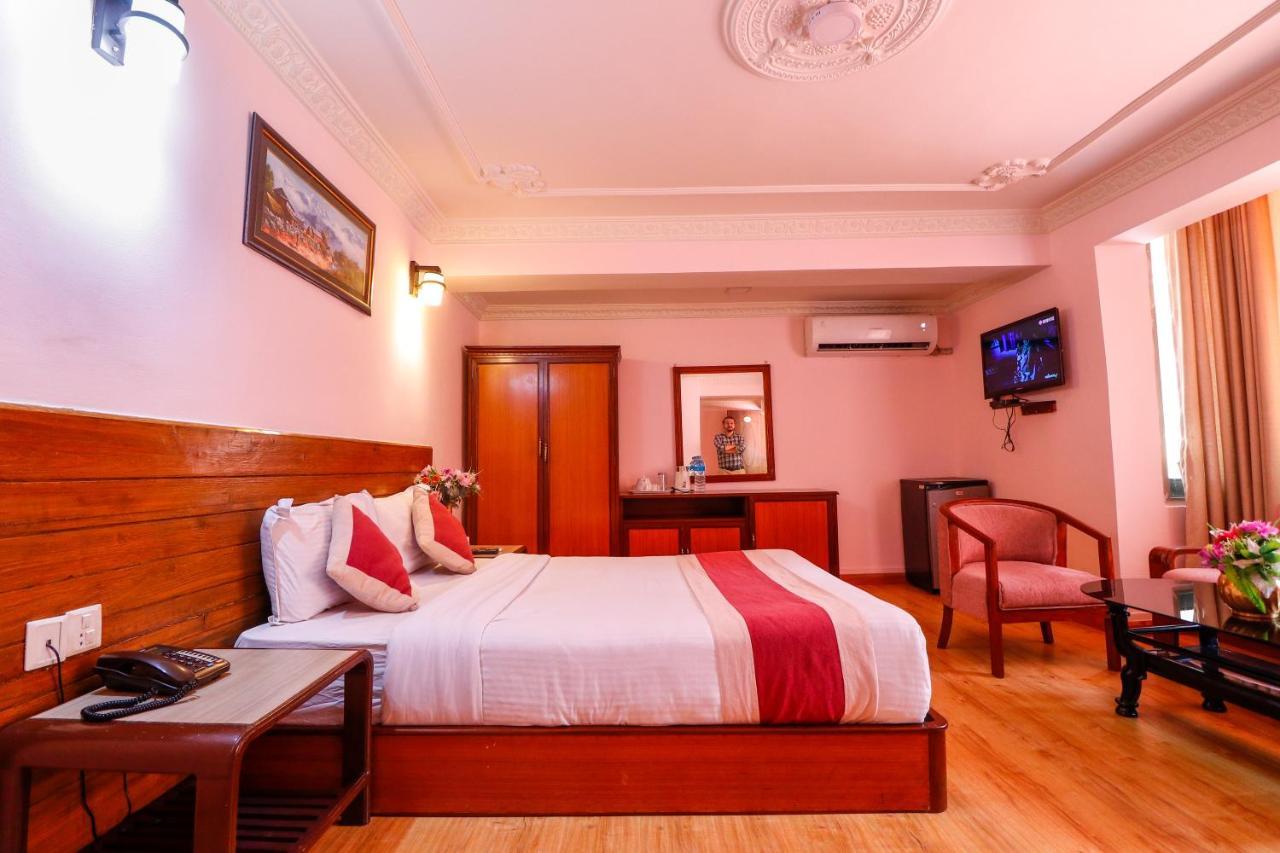 Hotel Blue Horizon Катманду Экстерьер фото